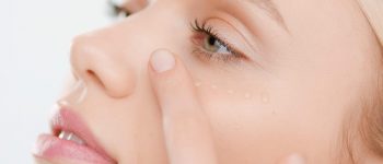 Extreme,Close-up,Of,Young,Caucasian,Woman,With,Pure,Skin,Applies